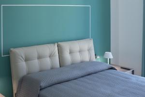 A bed or beds in a room at Lough appartamento