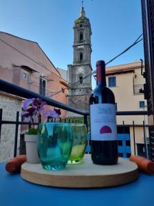 una botella de vino y una copa en una mesa en A Casa di Zio, en Campagnano di Roma