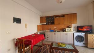 uma pequena cozinha com uma mesa e um micro-ondas em La Casita em Tirana
