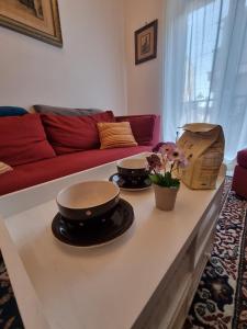 sala de estar con sofá y mesa en A Casa di Zio, en Campagnano di Roma