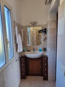 y baño con lavabo y espejo. en A Casa di Zio, en Campagnano di Roma