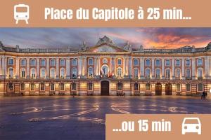 un gran edificio con las palabras "place du carillon a min" en Le Saint Martin du Touch Fitness & Business, en Toulouse
