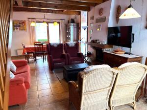 TV a/nebo společenská místnost v ubytování Casa adosada para familias en Santa Leocadia