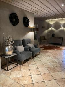 a living room with a couch and a table at country-suites by verdino LIVING - Apartments & Privatzimmer in Braunlage