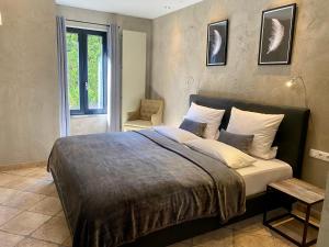 a bedroom with a large bed and a window at country-suites by verdino LIVING - Apartments & Privatzimmer in Braunlage