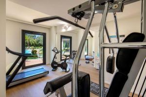 einen Fitnessraum mit Laufbändern und Trainingsgeräten in einem Haus in der Unterkunft Best Western Park Hotel Roma Nord in Fiano Romano