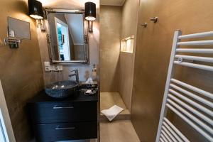 a bathroom with a sink and a mirror at country-suites by verdino LIVING - Apartments & Privatzimmer in Braunlage