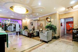 a waiting room with chairs and a table at OYO 589 Lavina House in Jeddah