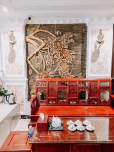 um quarto com uma mesa de madeira com pratos em thiên phú hotel em Ho Chi Minh