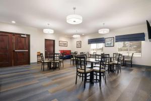 Best Western Coffeyville Central Business District Inn and Suites في Coffeyville: غرفة طعام مع طاولة وكراسي