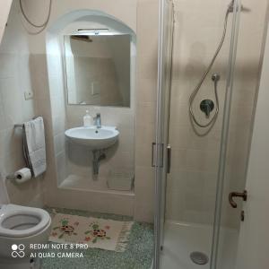 W łazience znajduje się prysznic, umywalka i toaleta. w obiekcie Casa Matigge w mieście Matigge