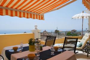 stół na balkonie z widokiem na ocean w obiekcie AP261 - Pernille w mieście Nerja
