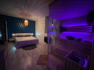 Posteľ alebo postele v izbe v ubytovaní Sauna en bord de rivière
