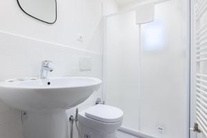 biała łazienka z umywalką i toaletą w obiekcie Simon, Bologna by Short Holidays w Bolonii