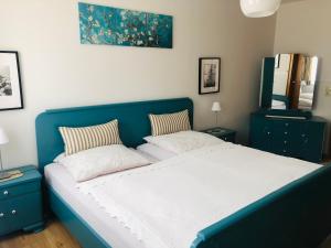 niebieskie łóżko z 2 poduszkami w sypialni w obiekcie Haus Tilde w mieście Behrendorf