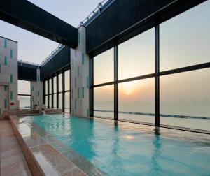 Candeo Hotels Kumamoto Shinshigai游泳池或附近泳池