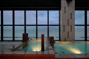 Candeo Hotels Kumamoto Shinshigai游泳池或附近泳池