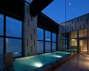 Candeo Hotels Kumamoto Shinshigai游泳池或附近泳池