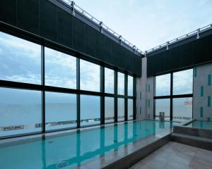 Candeo Hotels Kumamoto Shinshigai游泳池或附近泳池