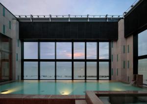 Candeo Hotels Kumamoto Shinshigai游泳池或附近泳池