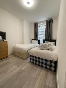 Habitación con 2 camas y TV. en Miles building 2, en Londres