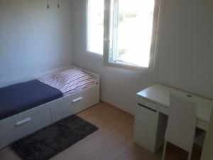 a bedroom with a bed and a desk and a window at Station balnéaire Pradet entre Toulon et Hyères proche plages in Le Pradet
