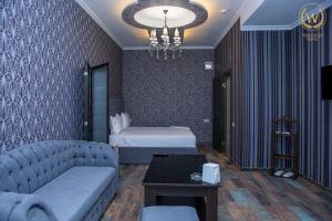 un soggiorno con divano e letto di Welcome Inn Hotel a Yerevan