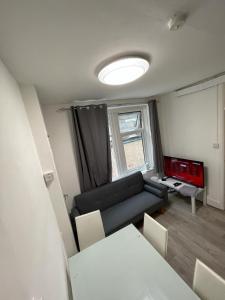 een woonkamer met een bank en een tafel bij Miles building 2 in Londen