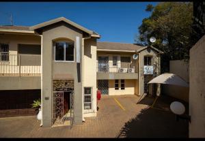 una persona parada frente a una casa en Boat Yard Guest House, en Hartbeespoort