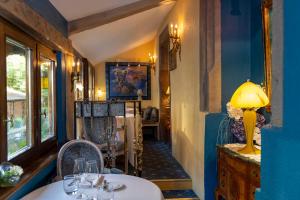TV a/nebo společenská místnost v ubytování Hotel Restaurant Le Maréchal - Teritoria