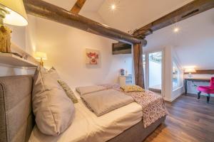 ein Schlafzimmer mit einem Bett und einem Sofa in der Unterkunft Insel-Land-Hotel Michaelsen in Borkum