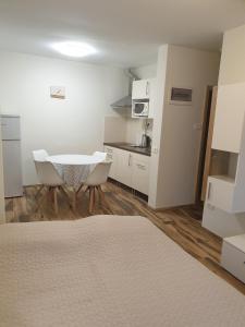 una cucina con tavolo e sedie in una stanza di Apartment with terrace a Portoroz