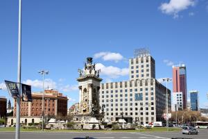 una ciudad con una torre de reloj frente a un edificio en Stay U-nique Apartments Sants, en Barcelona