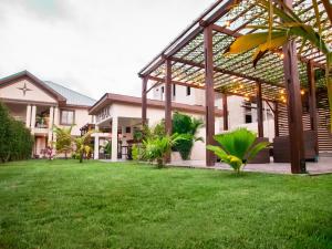 ein Haus mit grünem Rasen davor in der Unterkunft KoKo Palm Inn in Accra