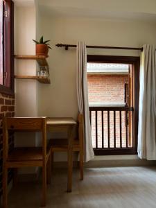 una camera con tavolo e finestra di KGH Patan a Patan