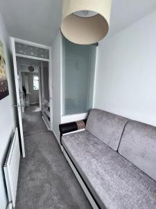Гостиная зона в 3 bed house in Walsall, perfect for contractors & leisure & free parking