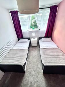 سرير أو أسرّة في غرفة في 3 bed house in Walsall, perfect for contractors & leisure & free parking