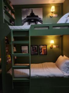 Dviaukštė lova arba lovos apgyvendinimo įstaigoje Green Sky Hostel