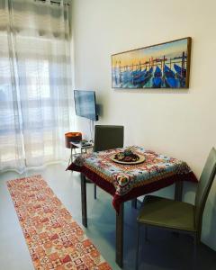 ein Esszimmer mit einem Tisch und Stühlen in der Unterkunft Appartamento Francesca in Trapani