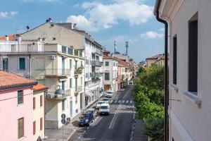 vistas a una calle de la ciudad con coches en la carretera en Palazzo '900 Design Flats - Il Caffè, en Padua