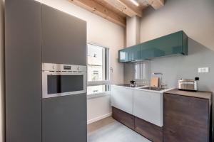 cocina con nevera y fregadero en Palazzo '900 Design Flats - Il Caffè, en Padua