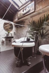 a bathroom with a bath tub and a plant at Impossible Motel in York