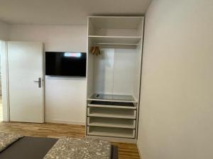 an empty closet with a refrigerator in a room at Bungalow am Donaupark in Regensburg