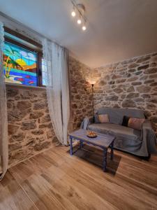 sala de estar con sofá y vidriera en Hall Apartments & Rooms - by Avelink en Spáta