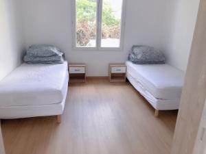 Posteľ alebo postele v izbe v ubytovaní petite maison avec jardin dans banlieue de Paris