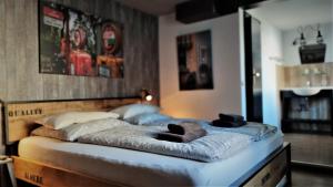 Postel nebo postele na pokoji v ubytování Roastineer Hotel
