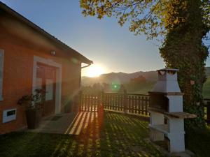 una casa con un baño de aves junto a una valla en MINI PICONEIRO II, en Pravia