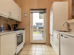 Kuchyň nebo kuchyňský kout v ubytování 8 person holiday home in Faaborg