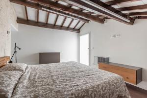una camera con un grande letto e una grande finestra di Palazzo '900 Design Flats - Il Prato a Padova