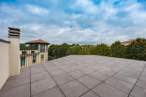 un ampio patio con recinzione in cima a un edificio di Palazzo '900 Design Flats - Il Prato a Padova